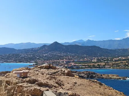 Beautiful air-conditioned apartment in l'ile rousse 15mn walk from town center and beach Отели в г. L'Ile-Rousse