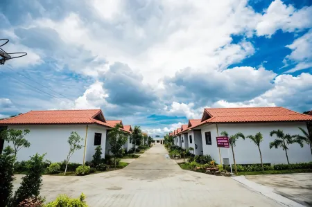 Nangrong Garden Home Отели рядом с достопримечательностью «Wat Klang Nang Rong»