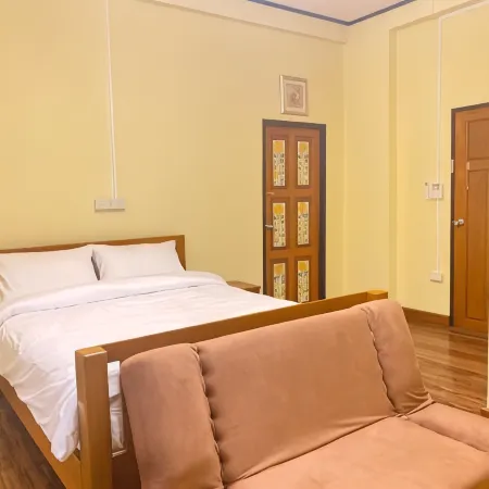 Dream House Lodge Отели рядом с достопримечательностью «Автовокзал Sukhothai»