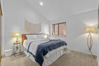 Twin Lakes Village Home—Golf Retreat, Community Pool, Corner Lot, and Single-Level Living! 쿠티나이 카운티 호텔