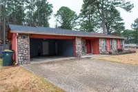 Charming Oasis with Tesla Charger and Backyard Retreat - Cozy Escape