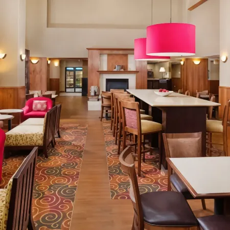 Hampton Inn & Suites Denton Отели рядом с достопримечательностью «Парк Игл Пасс»