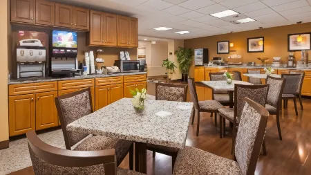 Best Western Plus New England Inn  Suites Отели в г. Берлин