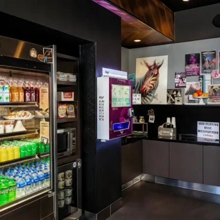 Moxy Minneapolis Uptown Отели рядом с достопримечательностью «Park Nicollet Eye Care and Optical Store St. Louis Park»