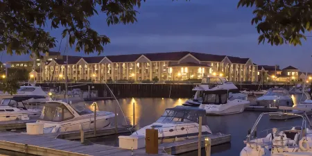 DoubleTree by Hilton Racine Harbourwalk Отели в г. Racine County