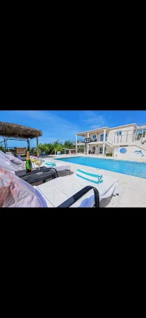 OCEAN SEACRET Luxurious views, Gated safe pool near Grace Bay beach PRIVATE CHEF