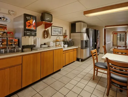 Super 8 by Wyndham Hannibal