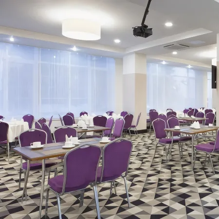 AZIMUT Сити Отель Астрахань (Азимут Астрахань) Отели рядом с достопримечательностью «Храм Иконы Казанской Божией Матери»