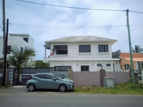 Happy House - With beautiful pool & 1 minute walk to amazing Blue Bay beach Отели рядом с достопримечательностью «Парк Блу Бэй Марин»