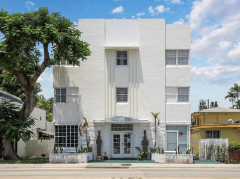 Treehouse Studio Hotel