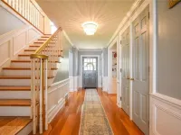 Large Family Lakehouse on the Coast with Stunning Water Views Hotels in Ashtabula
