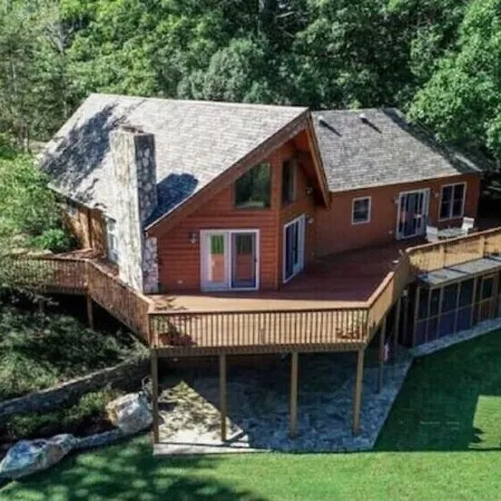 Beautiful serene lake house in the foothills, great for couples or families.