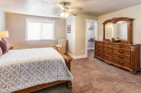 30% OFF, Ski Dream Sleeps 14 in Comfort! 2 Dedicated HotTubs,BBQ,5 Min to Dwntwn