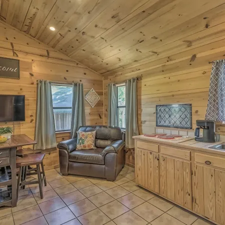 Cozy cabin 1 bedroom, WiFi, AC above Sylamore Creek in welcoming Mountain View