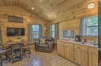 Cozy cabin 1 bedroom, WiFi, AC above Sylamore Creek in welcoming Mountain View