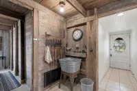 Gorgeous Barn Cabin 10Min from Main St!