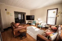 Spacious 5-bedroom house with Wi-Fi and washer/dryer in convenient South Omaha - บังกะโล