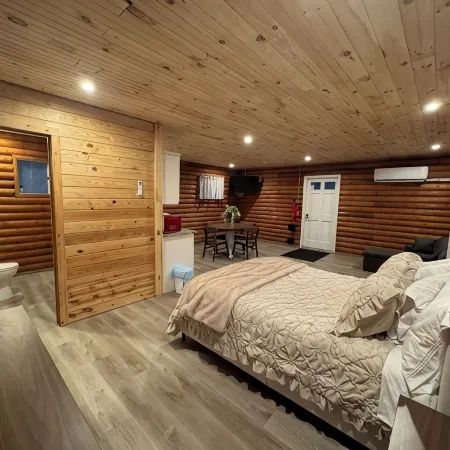 Peaceful log cabin on a back gravel road with private deck and amenities of home