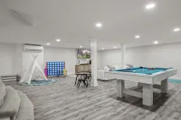 Spacious 4BR Home w/waterviews! Recently updated, game room, roof top deck. - Homestays