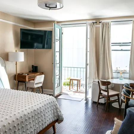 Chic Condo w Parking, AC and Steps to Beach and Convention Center
