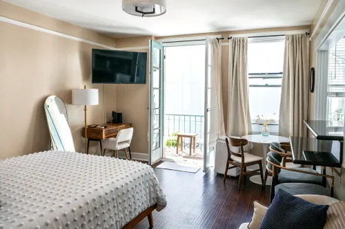 Chic Condo w Parking, AC and Steps to Beach and Convention Center