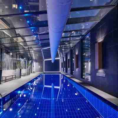 A Modern 2BR Apt with City Views, FREE Parking Fitness & Recreational Facilities