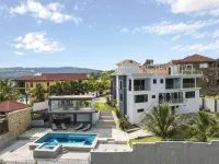 Exclusive French Polynesian Inspired Ocean View Villa - Huvilat