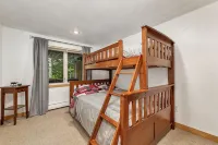 Spacious 3-Bed Mt. Chalet with Attitash Views & Private Hot Tub - balcón