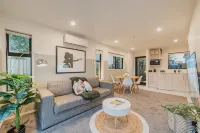 Misty Meadows Manor - Your Urban Oasis - Villas