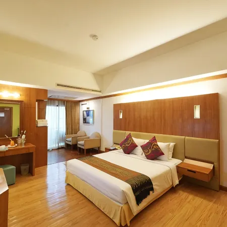 Riverside Bangkok Hotel Отели рядом с достопримечательностью «Дусит»