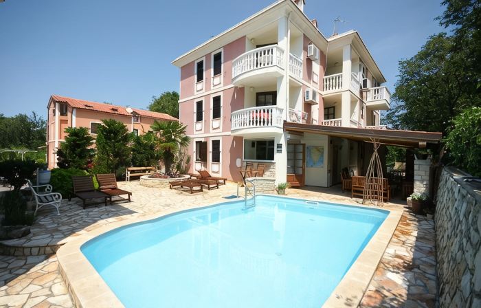 Apartments and Rooms Degra
