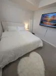 Private Suite | Prairie Pointe & Near UofM Hotel di 