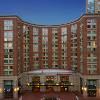 هوم وود سويتس باي هيلتون بالتيمور Hotels near شرق الميناء