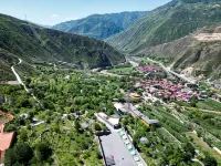 Zhouqu Bacang Ge Zaoba Shengtai Yuanlin Leisure Farmstay - Dağ Manzaralı