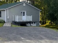 Newly remodeled Riverfront 3 bedroom house on the Great Chazy River with dockage シャンプレーンのホテル