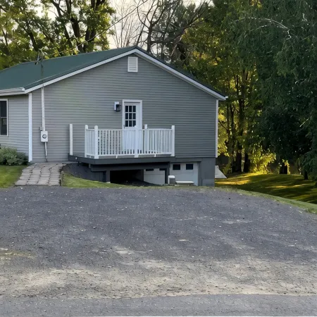 Newly remodeled Riverfront 3 bedroom house on the Great Chazy River with dockage Отели в г. Шамплейн