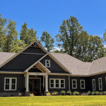 Private resort-style pool. Spacious new house 16 min to Jordan-Hare stadium.