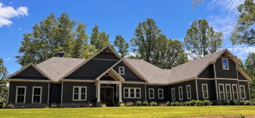 Private resort-style pool. Spacious new house 16 min to Jordan-Hare stadium.