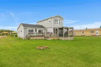 Seashell by the Seashore: Cozy 1BR Cottage Steps from Private Sandy Beach - 2-Star