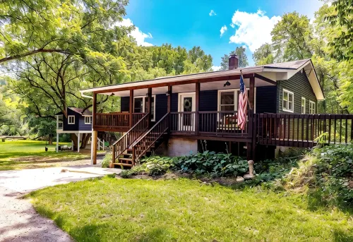 Little Miami Riverfront 3-bedroom house one bedroom in a tree house. - 4-Star