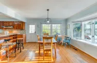 Charming Pet Friendly 4-bedroom river view home with grill, in lovely Weems!