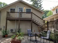 Walk to Everything! Large studio with hot tub in Black Mountain - Apartments