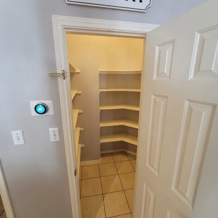 Spacious 5-bedroom king bed with a pool in wonderful Mission