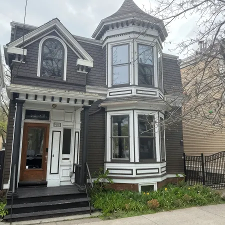 Stylish unit in Victorian house located on South Park Street. Private Garden.