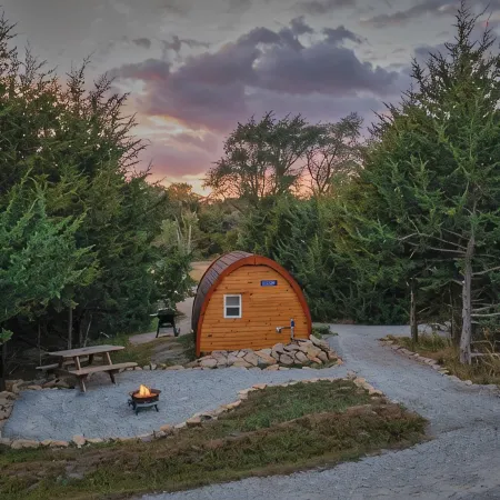 Cute European Bungalow Cabin w/Hot Tub. 1 Double Bed