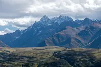 Ruixi Langan Hotel (Ganzi County Gesar Kingdom Scenic Area | White Pagoda Park Scenic Area Branch) - Mountain view