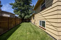 West Side Gem │Two King Suites │Walk Everywhere │Hot Tub │Large Living Space - بوتيك