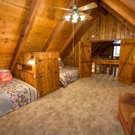 Yosemite Mountain Chalet with private sauna, decks, fireplace, air hockey & WiFi