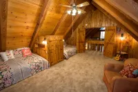 Yosemite Mountain Chalet with private sauna, decks, fireplace, air hockey & WiFi