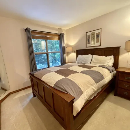 Views! Spacious 2-bed 2-bath corner townhouse, close to lifts and Village.